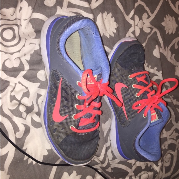 NIKE TRAINING SHOES SIZE 6 - Picture 6 of 7